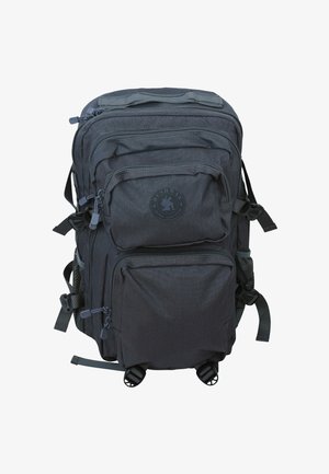 Schwarzer Mehrfachtaschen-Rucksack aus strukturiertem Stoff, mit robusten Reißverschlüssen, verstellbaren Trägern und einem auffälligen Logo auf der Vorderseite.