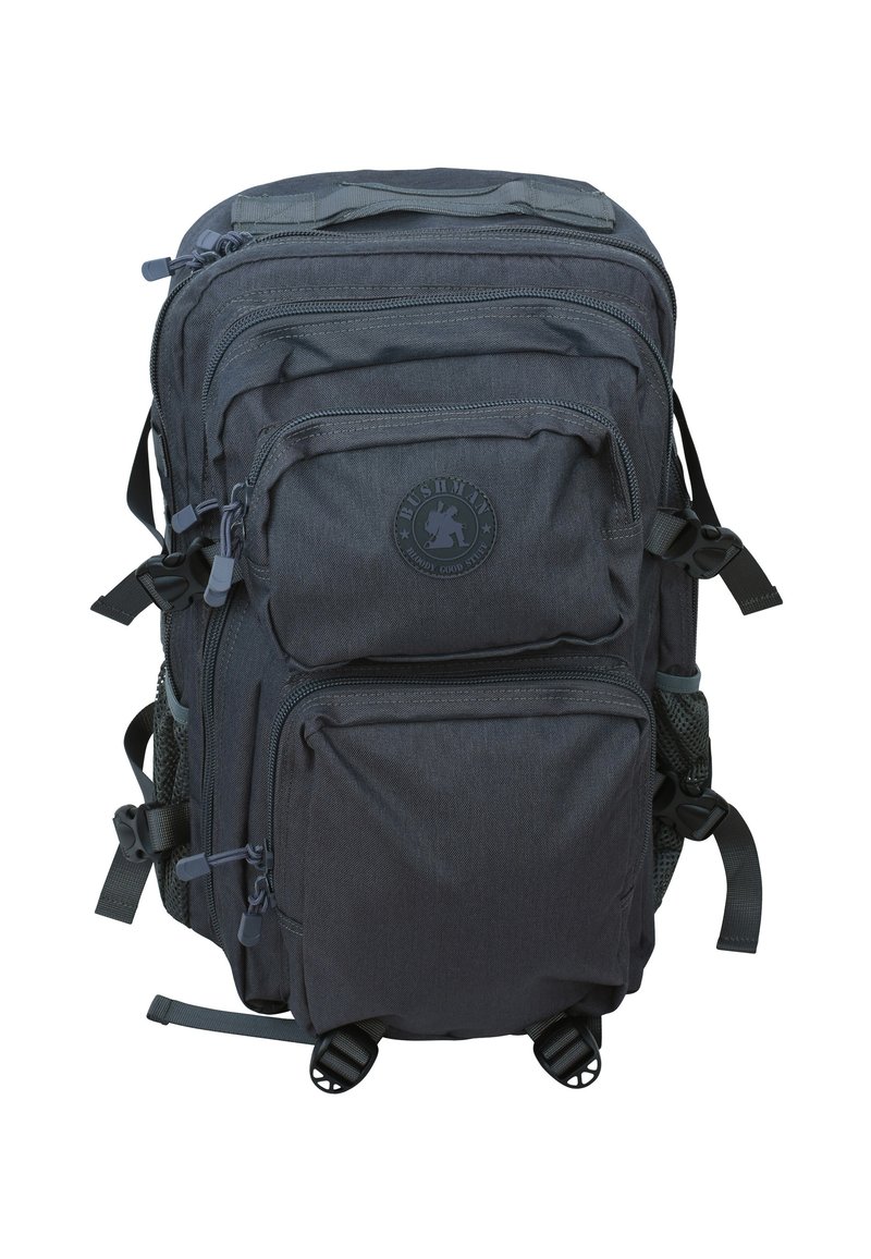 Zaino nero multi-tasche realizzato in un tessuto testurizzato, con cerniere resistenti, spallacci regolabili e un logo prominente sulla parte frontale.