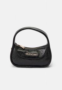 Svart skinnveske med rundet form, gullglidelås og preget "Valentino"-logo på forsiden. Jevn tekstur med en lett glans.
