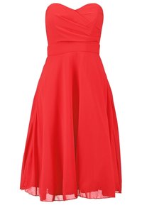 Rød strapless kjole med tætsiddende overdel, drapering og en flagrende nederdel. Lavet af letvægtsstof med en mellemlang design.