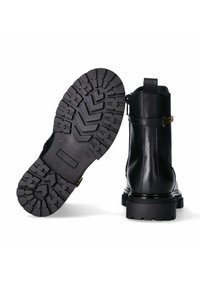 Schwarze Lederstiefelette mit einer strukturierten Gummisohle, runder Zehenpartie und seitlichem Reißverschluss mit einem metallischen Akzent.