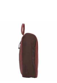 Funda con cremallera en rojo y marrón, con un tejido texturizado, un asa en la parte superior para llevar y una forma rectangular compacta.