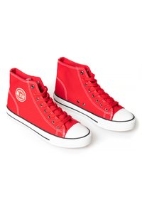 Sneakers alte rosse in tela con suole e punte bianche in gomma, caratterizzate da dettagli neri, occhielli rinforzati e lacci. Logo Big Star sul lato.