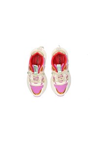 Sneaker multicolori caratterizzati da una combinazione di materiali rosa, oro e crema, con una suola testurizzata e lacci spessi. Fodera interna di un vivace rosso.