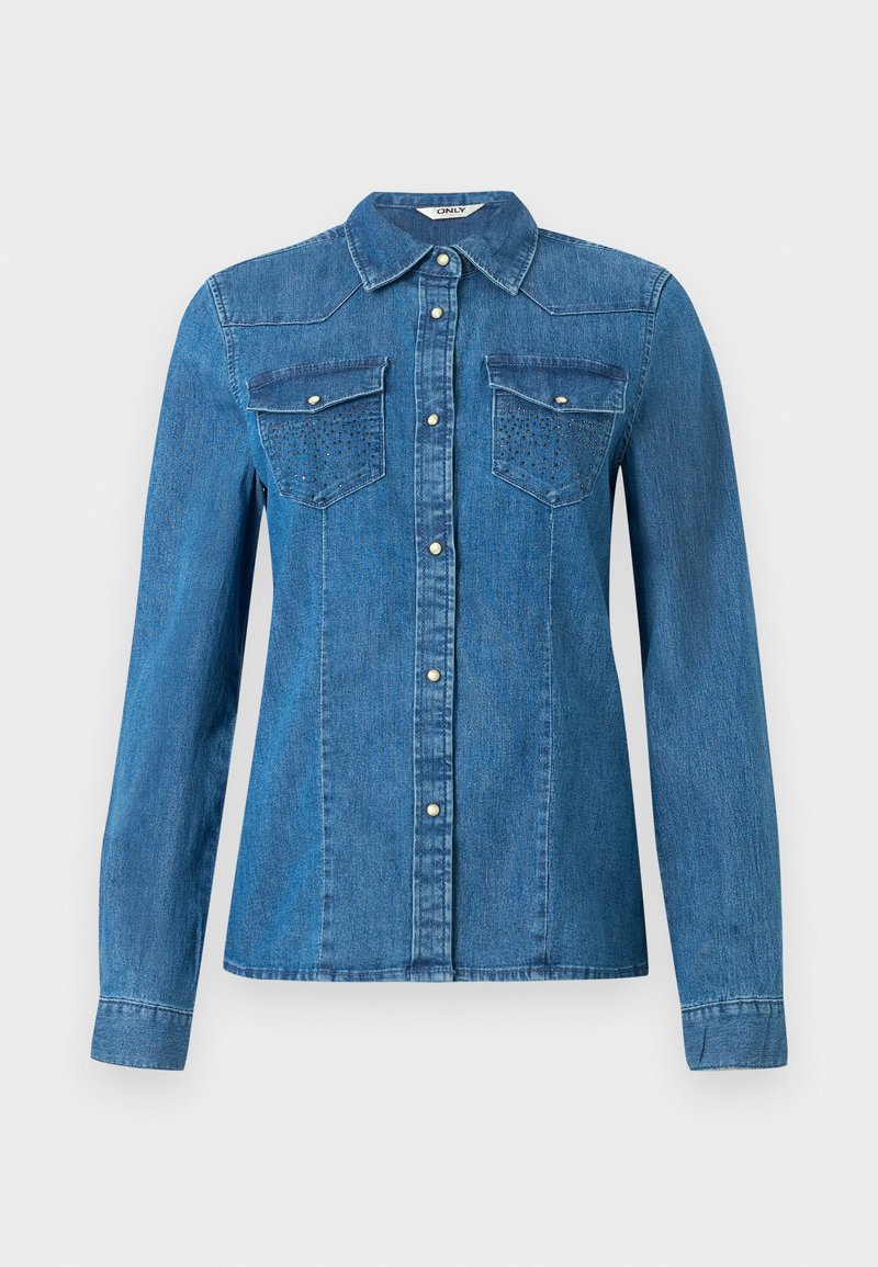 Camisa de denim en un color azul medio, con frente abotonado, dos bolsillos en el pecho y cuello con solapa. Textura suave con costuras decorativas.