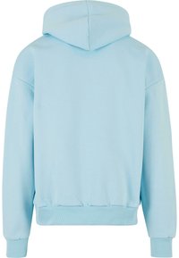 Lichtblauwe hoodie met een zachte textuur, voorzien van een capuchon, geribbelde manchetten en een tailleband. Het ontwerp is eenvoudig en casual, zonder enige patronen.