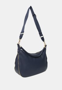 Navyblauwe leren handtas met een gladde textuur, gouden hardware en een rits aan de zijkant. Bevat een afneembare, verstelbare schouderriem.