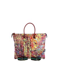 Sac fourre-tout coloré avec un tissu texturé présentant des motifs abstraits en rouge, jaune et bleu. Comprend des poignées marron et des sangles amovibles.