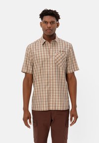 Korte mouw button-up shirt in beige met een rood en bruin ruitpatroon. Voorzien van een borstzak en een omklapbare kraag.