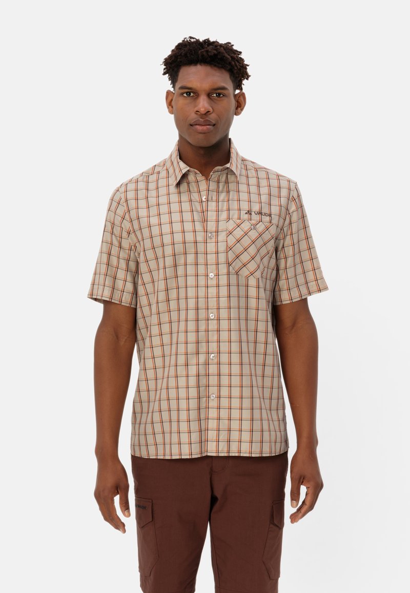 Korte mouw button-up shirt in beige met een rood en bruin ruitpatroon. Voorzien van een borstzak en een omklapbare kraag.