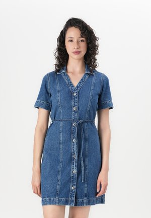 Denim mekko lyhyillä hihoilla, napitettava etuosa, V-pääntie, kuminauhalla varustettu vyötärö ja yhteensopiva vyö. Sisältää pystysuorat saumat ja repaleisen helman.