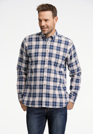 Camisa de cuadros de manga larga para hombre en azul, blanco y naranja. Presenta un cuello con botones y una tapeta de botones al frente, confeccionada en una tela ligera.