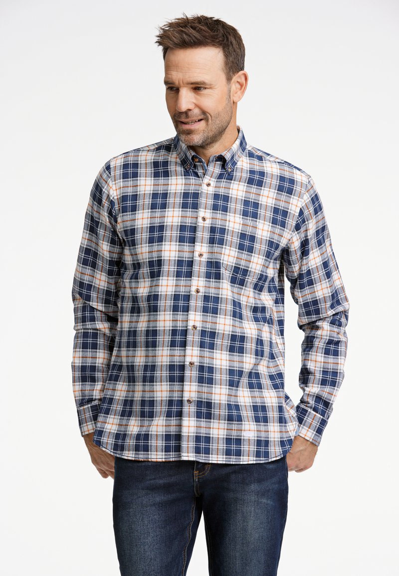 Camisa de cuadros de manga larga para hombre en azul, blanco y naranja. Presenta un cuello con botones y una tapeta de botones al frente, confeccionada en una tela ligera.