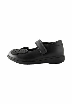 Chaussure Mary Jane en cuir noir avec bride ajustable à scratch et motif décoratif en forme de papillon découpé sur l’orteil, semelle à talon bas.