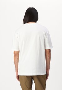 GANT 75TH ANNIVERSARY CAPSULE - POCKET GRAPHIC TSHIRT - Camiseta básica - eggshell