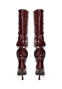 Knee-high bordeaux lakleren laarzen met een strakke, getailleerde vorm en spitse hakken. De textuur van het oppervlak heeft subtiele plooien.