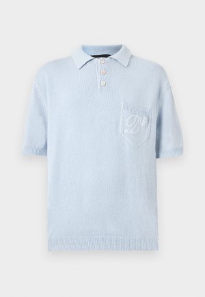 Lichtblauw gebreid poloshirt met korte mouwen, kraag, drie knopen, geribbelde boorden en zoom, en een gestructureerde borstzak met geborduurde "D".