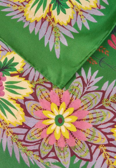 Φωτεινό λουλουδάτο μοτίβο με μεγάλα ροζ, κίτρινα και μωβ λουλούδια σε πράσινο φόντο υφάσματος με διπλωμένες άκρες.