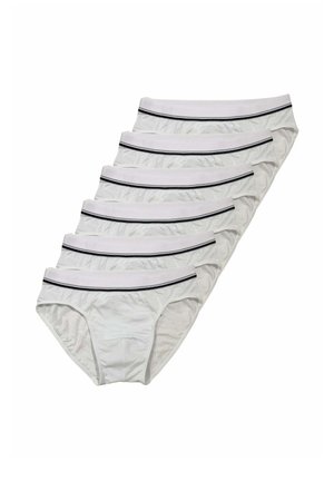 Stack di sei slip bianchi da uomo con cinture elastiche caratterizzate da una sottile striscia nera su sfondo bianco.