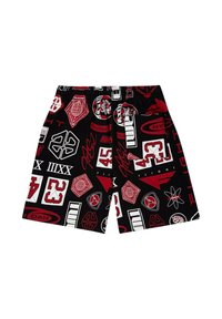 Pantaloni corti neri con una stampa totale di loghi, numeri e simboli in rosso e bianco, dotati di una cintura elastica e tasca laterale.