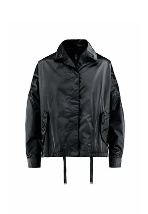 Czarna lekka kurtka z długimi rękawami, przednimi kieszeniami, kołnierzem i regulowanymi ściągaczami u dołu.