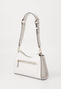 Borsa a tracolla in pelle bianca testurizzata con zip dorata e tracolla regolabile, caratterizzata da un motivo embossato e una forma rettangolare.