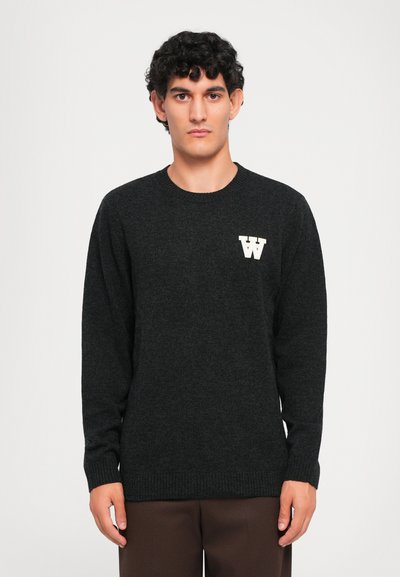 Dunkelgrauer Pullover mit Rundhals und gerippten Bündchen, mit einem kleinen weißen „W“-Logo auf der linken Brust. Glatte Strickstruktur.