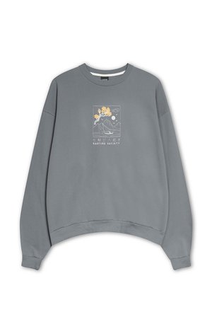 Sivý oversized sveter s cropped dizajnom, ktorý má dekoratívnu grafiku v žltej a modrej farbe znázorňujúcu hory a stromy.