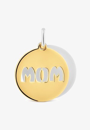 Colgante redondo de oro y plata con letras recortadas "MOM" y un aro de plata para sujetarlo a una cadena o pulsera.