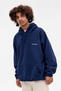 Felpa con cappuccio di colore blu navy, con tasca frontale, vestibilità ampia e dettagli in bianco sul petto. Texture morbida, design casual.