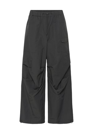 Pantalon cargo noir à jambes larges avec taille élastique, cordon de serrage et poche à rabat sur la cuisse droite, conçu pour un usage décontracté.