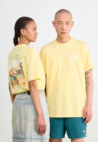 adidas Originals - GRAPHIC TEE UNISEX - T-shirts med print - almost yellow Miniatyrbilde 1