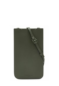 Ciemnozielona skórzana torebka typu crossbody o gładkiej fakturze, minimalistycznym designie, regulowanym pasku i tłoczonym logo na dole.