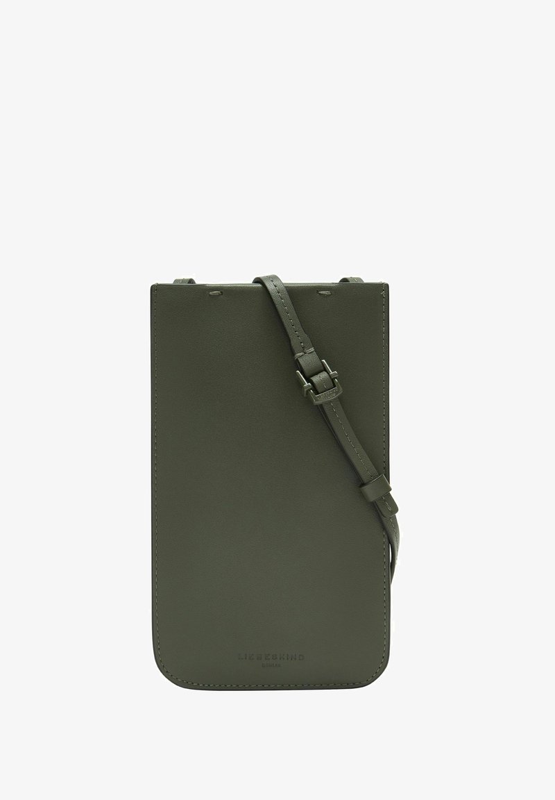 Ciemnozielona skórzana torebka typu crossbody o gładkiej fakturze, minimalistycznym designie, regulowanym pasku i tłoczonym logo na dole.