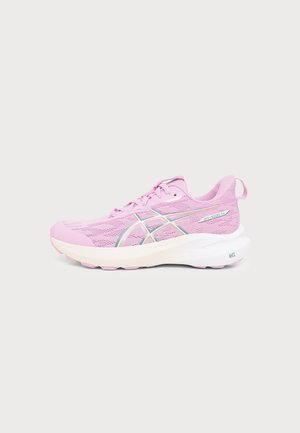 Chaussure de course rose et blanche avec tige en mesh, lacets et semelle coussinée, vue de côté sur un fond clair uni.