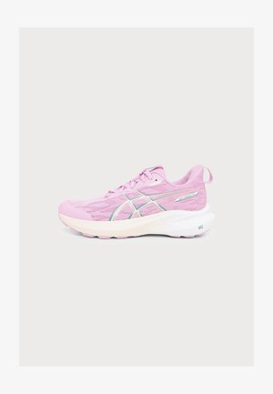 Chaussure de course rose et blanche avec tige en mesh, lacets et semelle coussinée, vue de côté sur un fond clair uni.