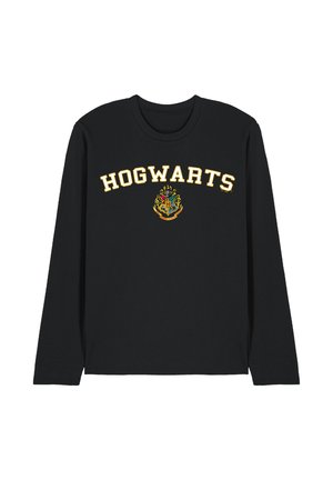 Schwarzes Langarmshirt mit gelbem "Hogwarts" Text und buntem Hogwarts-Wappen, das in der Mitte der Brust gedruckt ist.
