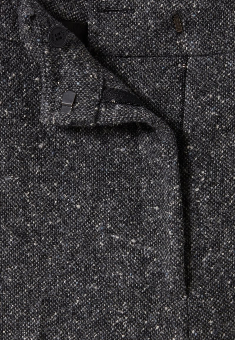 Szary tkany materiał z niebieskimi i białymi drobnymi akcentami, z zapięciem na guzik, kieszenią na zamek błyskawiczny oraz teksturowaną powierzchnią.