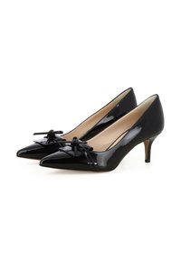 Scarpe con tacco alto in vernice nera, con punta affusolata, caratterizzate da un dettaglio a fiocco sul davanti e un tacco sottile.
