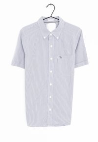 Camisa de botones de manga corta en rayas azul y blanco, con un bolsillo en el lado izquierdo y un cuello de solapa, fabricada con un tejido ligero.