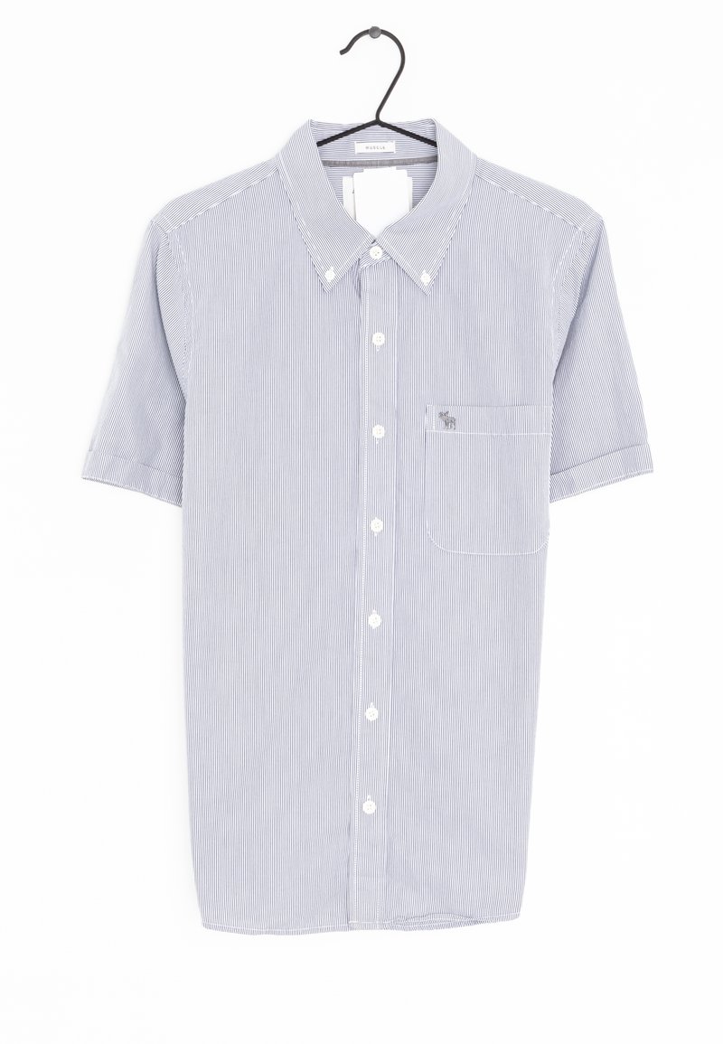 Camisa de botones de manga corta en rayas azul y blanco, con un bolsillo en el lado izquierdo y un cuello de solapa, fabricada con un tejido ligero.