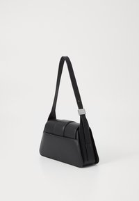 Zwarte leren schoudertas met een rechthoekige vorm, een enkele verstelbare riem en een zilveren gesp op een effen witte achtergrond.