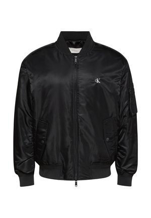 Schwarze Satin-Bomberjacke mit Frontreißverschluss, gerippten Bündchen, zwei Druckknopftaschen, Ärmeltasche und kleinem weißen "cK"-Logo auf der Brust.