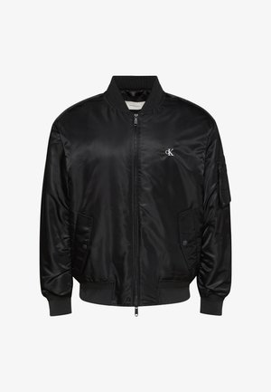 Schwarze Satin-Bomberjacke mit Frontreißverschluss, gerippten Bündchen, zwei Druckknopftaschen, Ärmeltasche und kleinem weißen "cK"-Logo auf der Brust.