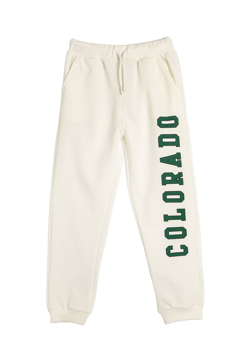 Jasno kremowe spodnie dresowe z elastycznym paskiem, sznurkiem, bocznymi kieszeniami, ściągaczami na kostkach oraz zielonym pionowym napisem "COLORADO" na prawej nodze.