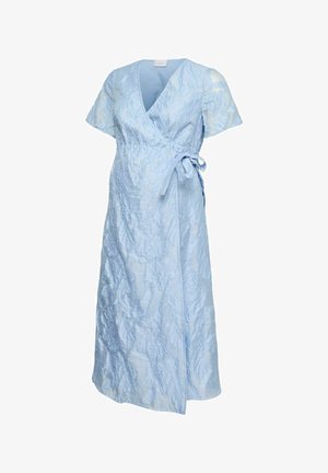 Lyseblå omslagskjole med korte ermer og teksturert blomstermønster, V-hals og belte med knyting i siden, midi-lengde.