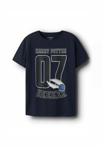 Camiseta de algodón azul marino con el texto "HARRY POTTER", el número "07" en gran tamaño y "SEEKER" debajo, junto a un gráfico de una snitch de Quidditch y alas.