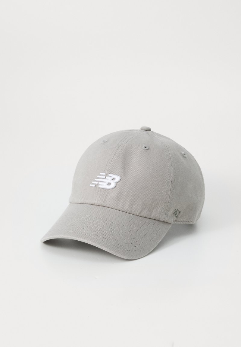 Graue Baumwoll-Baseballmütze mit einem weißen bestickten New Balance-Logo auf der Vorderseite, mit gebogenem Schirm und verstellbarem Riemen.
