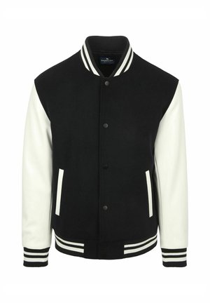 Zwart-wit varsityjack met drukknoopsluiting, witte mouwen, gestreepte kraag, manchetten en zoom, en twee verticale zakken aan de voorkant.