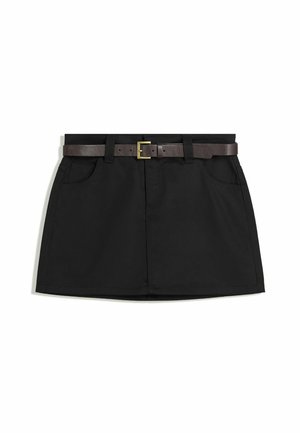 Sort nederdel med et lige design, der har to forlommer og et brunt bælte med en guldbuckle. Glat stof med en minimalistisk stil.